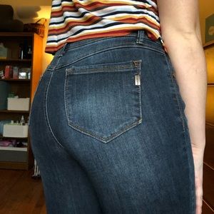 1822 Adrianna Skinny Jeans